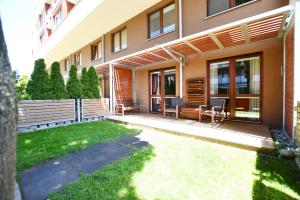 Budova, v ktorej sa apartmán nachádza + 30 fotografií