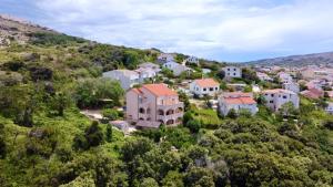 una vista aérea de un pueblo en una colina en Apartments Marija, en Pag