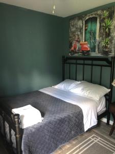 ein Schlafzimmer mit einem Bett mit einem Motorrad an der Wand in der Unterkunft la casa de Carmen in Charlotte