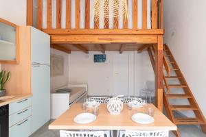 cocina con mesa y cama elevada en Casa Bolina, en Marina di Campo