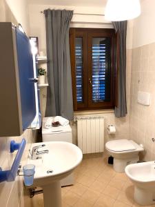 A bathroom at Casa Vacanza Oliveto