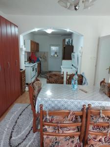 a living room with a table and a kitchen at Apartmani Lukare in Novi Pazar
