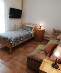 - un salon avec un lit et un canapé dans l'établissement Apartments Mare Losinjska 16, à Rabac