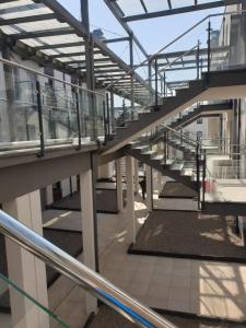 widok na budynek ze schodami w obiekcie El Piso w mieście Jantar