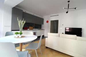 A television and/or entertainment centre at Encanto en el centro de Alicante