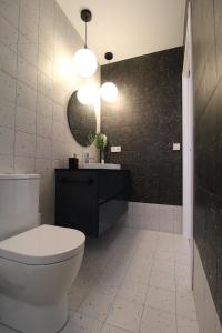 A bathroom at Encanto en el centro de Alicante