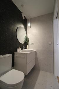 A bathroom at Encanto en el centro de Alicante