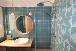 A bathroom at Encanto en el centro de Alicante