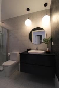 A bathroom at Encanto en el centro de Alicante