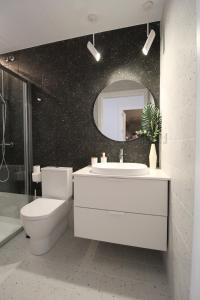 A bathroom at Encanto en el centro de Alicante Még 33 kép