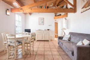 サン・マルタン・ド・レにあるAppartement Silèneのソファとテーブルのあるリビングルーム