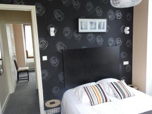 Postel nebo postele na pokoji v ubytování Hôtel Ambroise