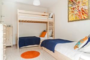 - une chambre avec 2 lits superposés et un tapis dans l'établissement Panoramic Art Apartment with jacuzzi, à Balatonlelle