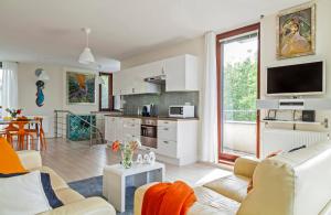 uma sala de estar com um sofá e uma cozinha em Panoramic Art Apartment with jacuzzi em Balatonlelle