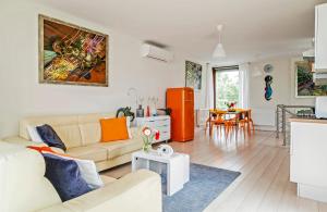 Imagen de la galería de Panoramic Art Apartment with jacuzzi, en Balatonlelle