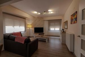 巴爾德羅夫雷斯的住宿－Casa Jordi，带沙发和电视的客厅