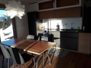 Een keuken of kitchenette bij Apartment on ski slope, Westendorf