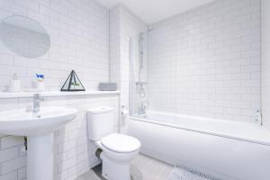 Phòng tắm tại 2 Bedroom Apartment Manchester Hosted By MCR Dens