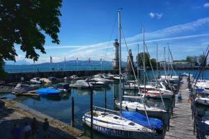 un grupo de barcos atracados en un puerto en Gästezimmer Hozici en Lindau