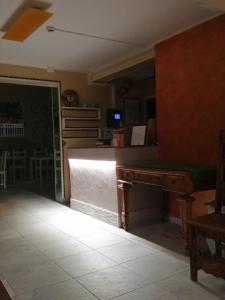 - un restaurant avec une table de ping-pong dans la chambre dans l'établissement Hotel Brennero, à Rimini