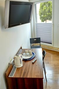 Televízia a/alebo spoločenská miestnosť v ubytovaní Amber House