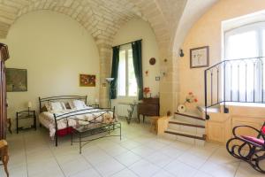 ein Schlafzimmer mit einem Bett und einer Treppe in einem Zimmer in der Unterkunft Mas du Crès in Galargues