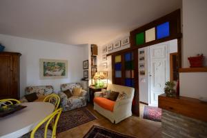 sala de estar con sofá, sillas y mesa en B&B Casa Cettina, en Macerata