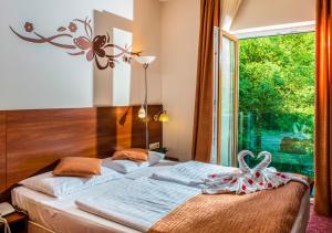 Posteľ alebo postele v izbe v ubytovaní Patak Park Hotel Visegrád