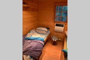 a small room with two beds in a log cabin at Blockhütte in Rostock Land in Papendorf