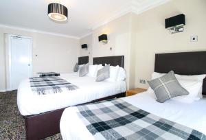 Postel nebo postele na pokoji v ubytování Kelvingrove Hotel - Sauchiehall St