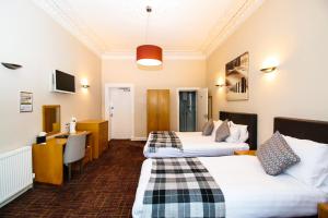 Postel nebo postele na pokoji v ubytování Kelvingrove Hotel - Sauchiehall St