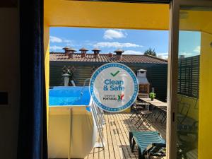 een bord voor een schoon en veilig zwembad bij Azeitão Duplex with pool 25 min from Lisbon in Azeitao
