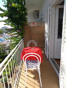 馬卡爾斯卡的住宿－Villa Radić，一张桌子,阳台上摆放着红色桌布
