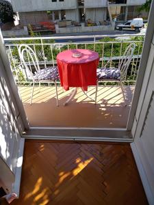 una mesa y 2 sillas sentadas en un balcón en Villa Radić, en Makarska
