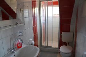 y baño con aseo, lavabo y ducha. en Pension Hrnjic, en Seeboden