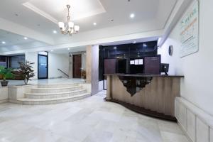 Un vestíbulo con bar en un edificio. en Hotel Foliage, en Jamnagar