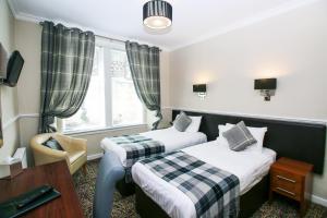 Postel nebo postele na pokoji v ubytování Kelvingrove Hotel - Sauchiehall St