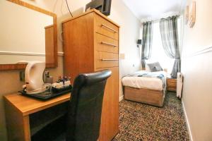 Postel nebo postele na pokoji v ubytování Kelvingrove Hotel - Sauchiehall St