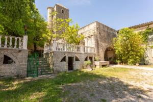 um antigo edifício de pedra com um portão e uma ponte em Mas du Crès em Galargues