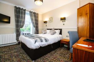 Postel nebo postele na pokoji v ubytování Kelvingrove Hotel - Sauchiehall St