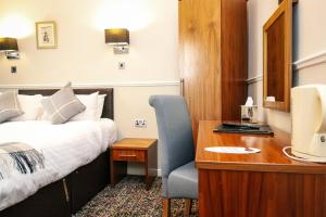 Postel nebo postele na pokoji v ubytování Kelvingrove Hotel - Sauchiehall St