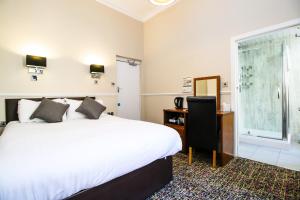 Postel nebo postele na pokoji v ubytování Kelvingrove Hotel - Sauchiehall St