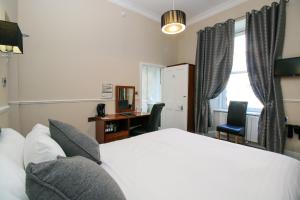 Postel nebo postele na pokoji v ubytování Kelvingrove Hotel - Sauchiehall St