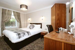Postel nebo postele na pokoji v ubytování Kelvingrove Hotel - Sauchiehall St