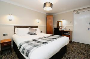 Postel nebo postele na pokoji v ubytování Kelvingrove Hotel - Sauchiehall St