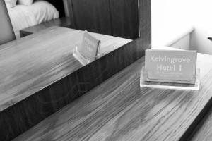 Postel nebo postele na pokoji v ubytování Kelvingrove Hotel - Sauchiehall St