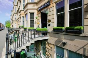 un bâtiment avec des plantes sur son côté dans l'établissement Kelvingrove Hotel - Sauchiehall St, à Glasgow