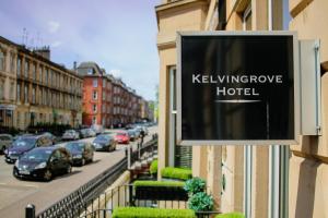 ein Schild für ein Kellingower Hotel in einer Straße in der Unterkunft Kelvingrove Hotel - Sauchiehall St in Glasgow