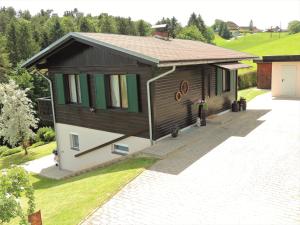 a small house with a driveway in front of it at Auszeithäuserl in Oberhaag