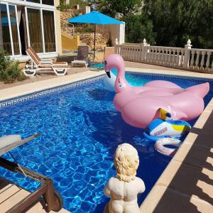 Bazén v ubytovaní Chalet Benidorm alebo v jeho blízkosti